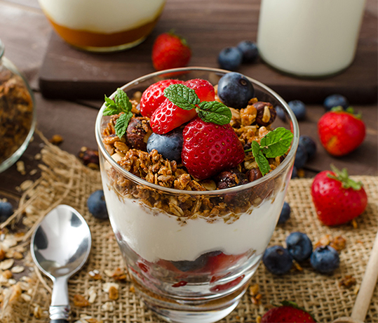 Yogurt parfait / organic oatmeal bowl - Freshgardenbowls.com